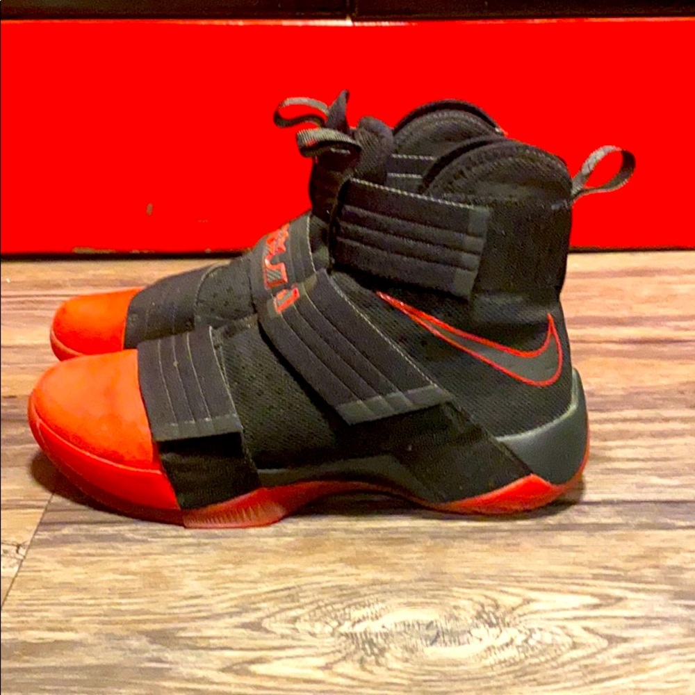 Rare Mens black and red Nike Lebron Soldier 10’s - Picture 1 of 6